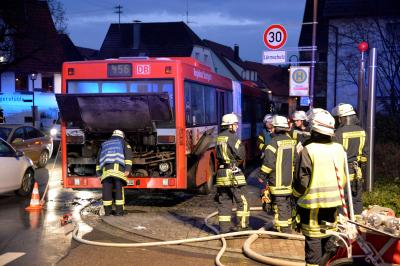 Affalterbach: Brand im Motorraum eines Busses loest Verkehrschaos aus
